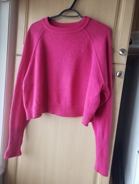 Aritzia Babaton 100% Cashmere Fuchsia Crewneck Sweater